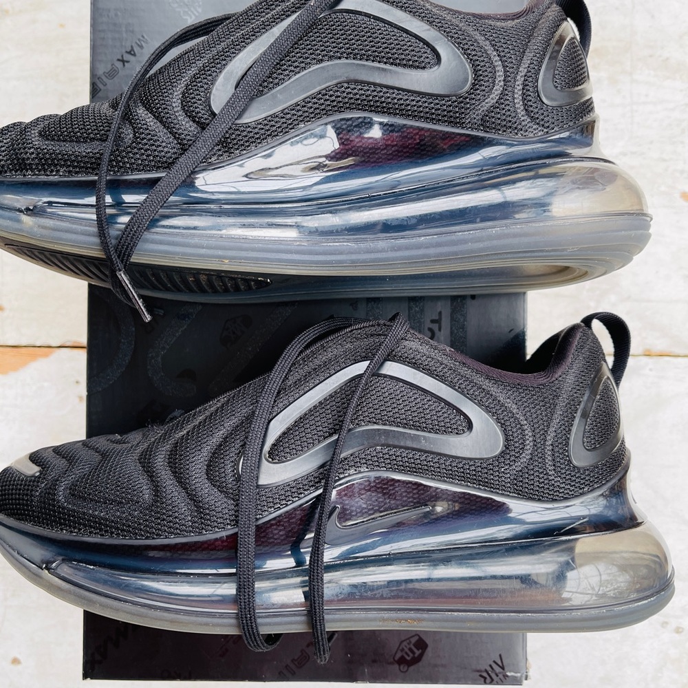 NIKE AIR MAX 720 - Picture 2 of 9